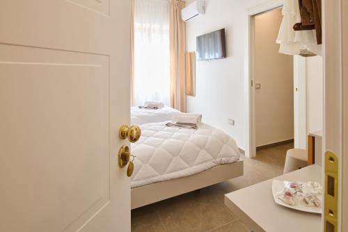 Twin Room image 5
