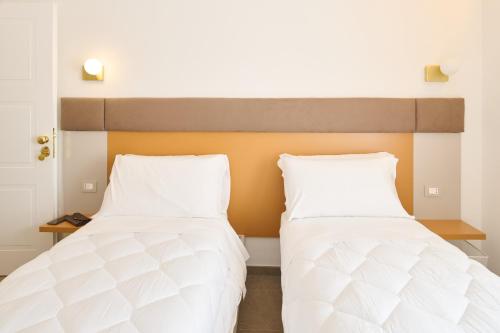 Twin Room image 7