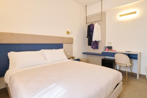 Standard Double Room image 9