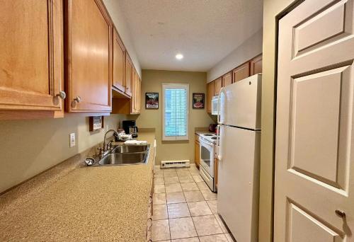 Charming 1BDR Condo w Spectacular Golf Course View - 5518 - image 13