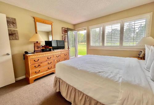 Charming 1BDR Condo w Spectacular Golf Course View - 5518 - image 8