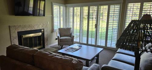 Charming 1BDR Condo w Spectacular Golf Course View - 5518 - image 7