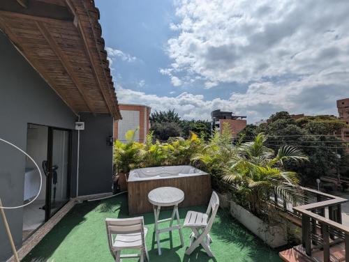 Amplio Apto con Jacuzzy Terraza 2B 4hab Laureles