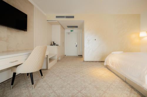 Hotel Arcade - image 11