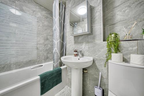 2BR Flat with Free Parking in Central Location, Glasgow (photo 8)