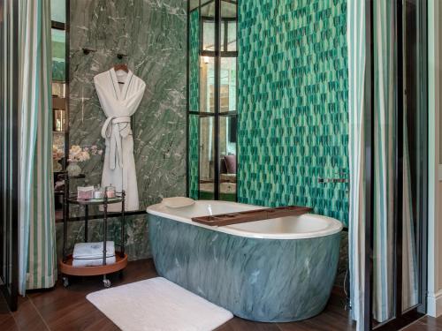 room detail thumbnail 2