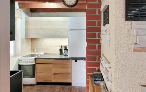 кухня, 2 Bedroom Pet Friendly Home In Prabuty in Любіхово