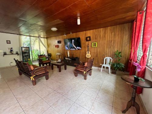 ห้องส่วนกลางสำหรับนั่งเล่น/ดูทีวี, Hostal Cumbres de El Salvador in ซันซัลวาดอร์