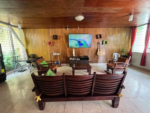 ห้องส่วนกลางสำหรับนั่งเล่น/ดูทีวี, Hostal Cumbres de El Salvador in ซันซัลวาดอร์