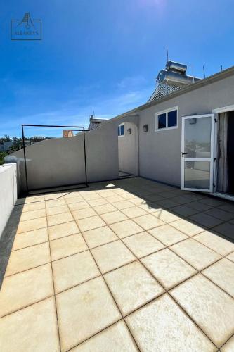 Villa AZURE, 2 min de la plage de Bain Bœuf, climatisée, piscine commune