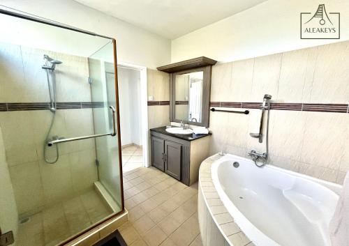 Villa AZURE, 2 min de la plage de Bain Bœuf, climatisée, piscine commune