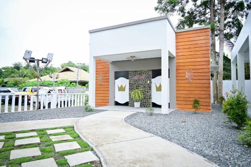 Crown of the Orient Beach Resort in Gloria