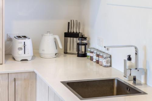 المرافق, Seaside 2 Bed 2 Bath Haven Short Walk to the Beach in نيو برايتون