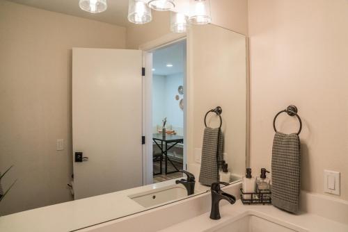 Luxe Bavarian Retreat - in Town with Hot Tub