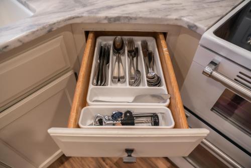 Luxe Bavarian Retreat - in Town with Hot Tub