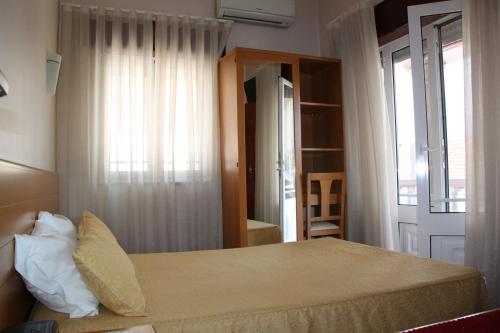 Standard Double or Twin Room image 1