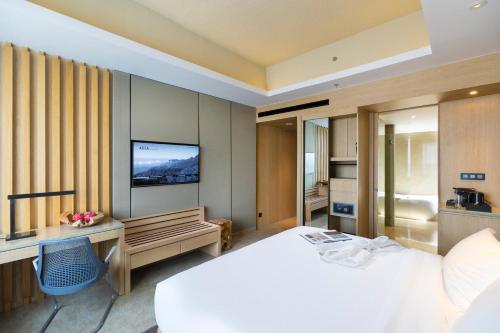 Alila Solo, Java Room Type - Deluxe King Room with Bath Tub and Pool View