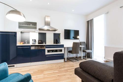 ห้องครัว, เบสต์ เวสเทิร์น พลัส เซเลบริตี้ สวีท (Best Western Plus Celebrity Suites) near ดานูบทาวเวอร์