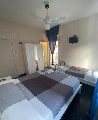 1 queen bed, 1 twin bed