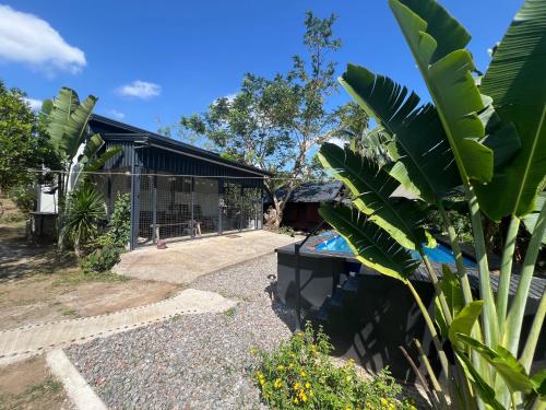 Idyllic, private, riverside Container Home, San Antonio (Foto 5)