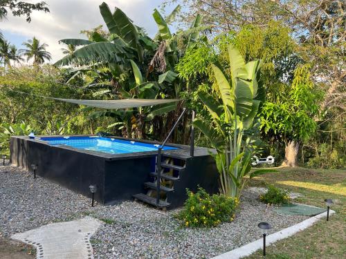 Idyllic, private, riverside Container Home, San Antonio (Foto 4)