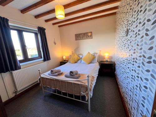 Detached 4-Bed Farmhouse Beaumaris STUNNING VIEWS! - image 12