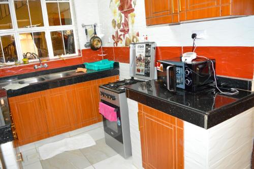 المرافق, Roma Stays - Charming 2BR Ensuite Apartment Opp Garden City Mall in إيسلي