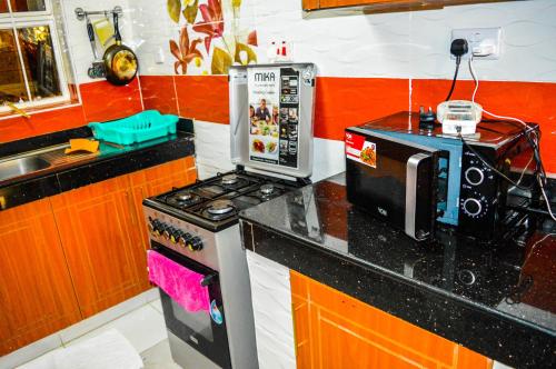 المرافق, Roma Stays - Charming 2BR Ensuite Apartment Opp Garden City Mall in إيسلي