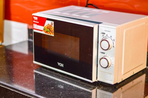 مطبخ, Roma Stays - Charming 2BR Ensuite Apartment Opp Garden City Mall in إيسلي