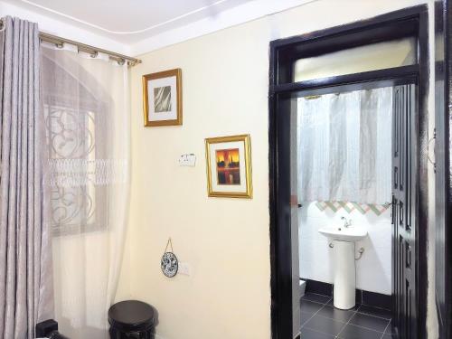 One-Bedroom Apartment image 2