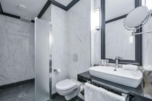 Maison Astor Paris Curio Collection by Hilton - image 10