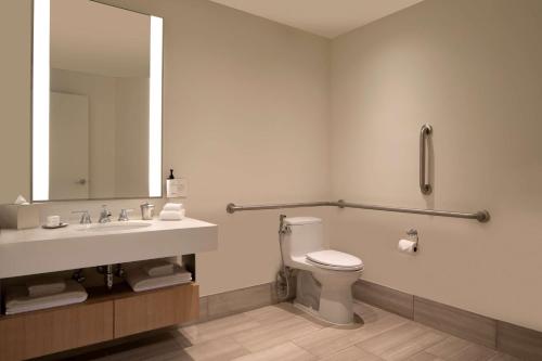 Deluxe King Room with Tub - Mobility/Hearing Access image 6