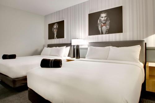 The Rose Chicago, Tapestry Collection by Hilton Room Type - Queen Deluxe Room