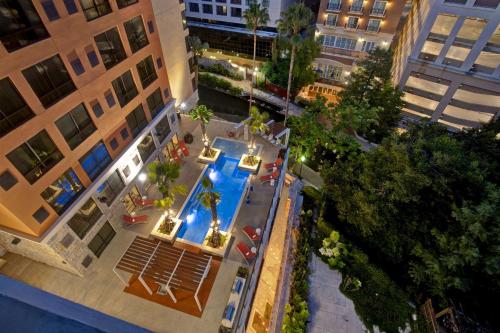 Hampton Inn & Suites San Antonio Riverwalk - image 9