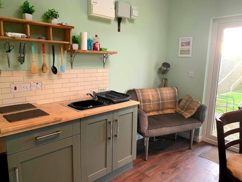 virtuve, Y Caban-The Cabin-2 Guests-Private Parking-Fast WIFI in Lugora