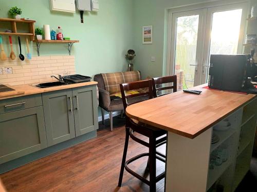 virtuve, Y Caban-The Cabin-2 Guests-Private Parking-Fast WIFI in Lugora
