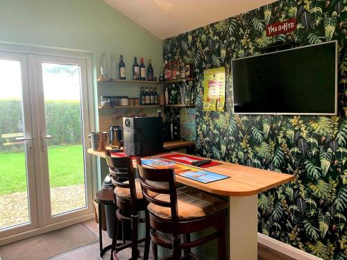 virtuve, Y Caban-The Cabin-2 Guests-Private Parking-Fast WIFI in Lugora