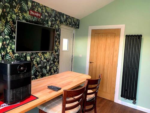 virtuve, Y Caban-The Cabin-2 Guests-Private Parking-Fast WIFI in Lugora