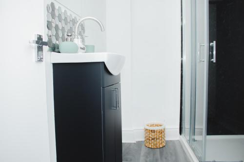 Contractor Studio - Liverpool L5 - Sleeps 3, Liverpool (photo 4)
