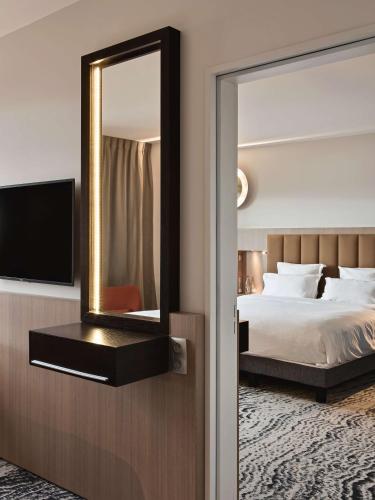 1 king bed, 2 twin beds