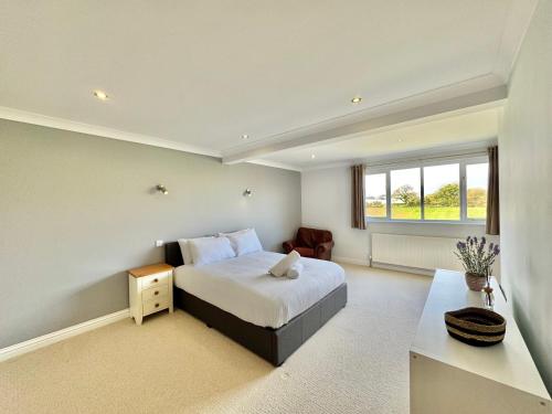 Stunning 7 Bedroom Escape Near New Forest and Beach - Large Garden - Pool Table - Serene Setting - S in Hordle