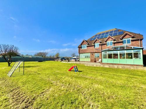 A szálláshely kívülről, Stunning 7 Bedroom Escape Near New Forest and Beach - Large Garden - Pool Table - Serene Setting - S in Hordle