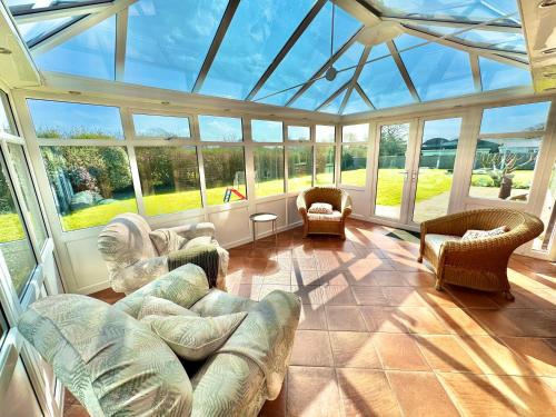 Létesítmények, Stunning 7 Bedroom Escape Near New Forest and Beach - Large Garden - Pool Table - Serene Setting - S in Hordle