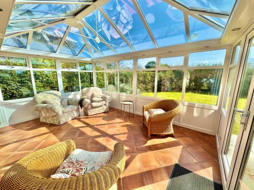 Kilátás, Stunning 7 Bedroom Escape Near New Forest and Beach - Large Garden - Pool Table - Serene Setting - S in Hordle