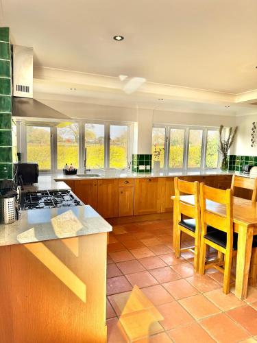 Konyha, Stunning 7 Bedroom Escape Near New Forest and Beach - Large Garden - Pool Table - Serene Setting - S in Hordle