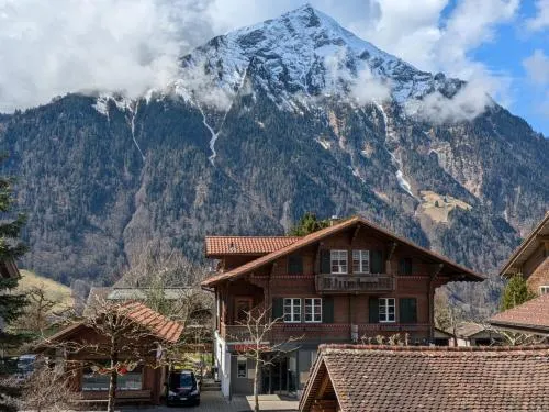 Studio with balcony, Niesen view & free parking near Interlaken, Thunersee & Blausee in Aeschi bei Spiez, Schweiz