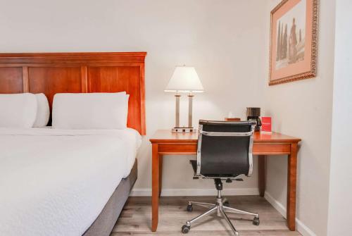 Ramada by Wyndham Mountain View Room Type - King Room - Non-Smoking