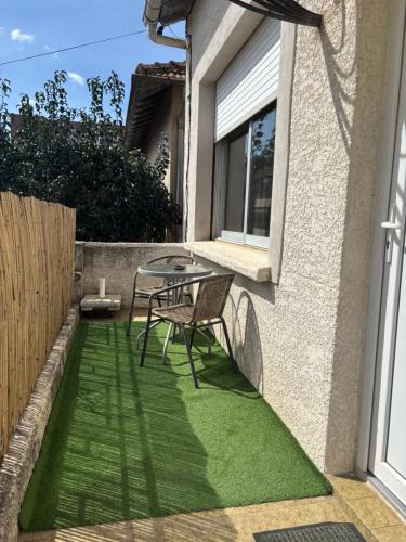 Balcony/terrace, UNIQUE Appartement Zen et Detente DANS villa avec piscine TRES BIEN PLACE in Figuerolles