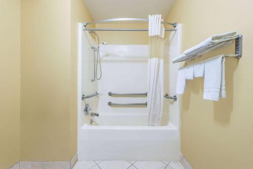 Super 8 by Wyndham Troy IL/St. Louis Area Super 8 by Wyndham Troy IL/St. Louis Area