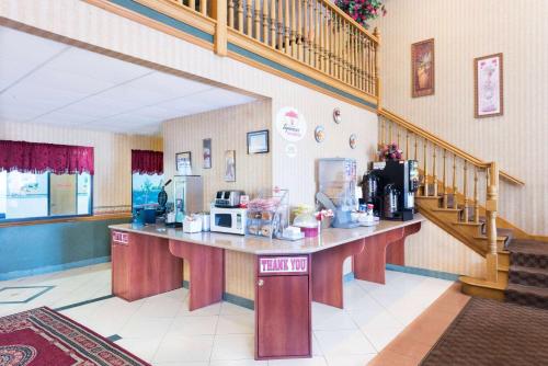 Super 8 by Wyndham Troy IL/St. Louis Area - image 13